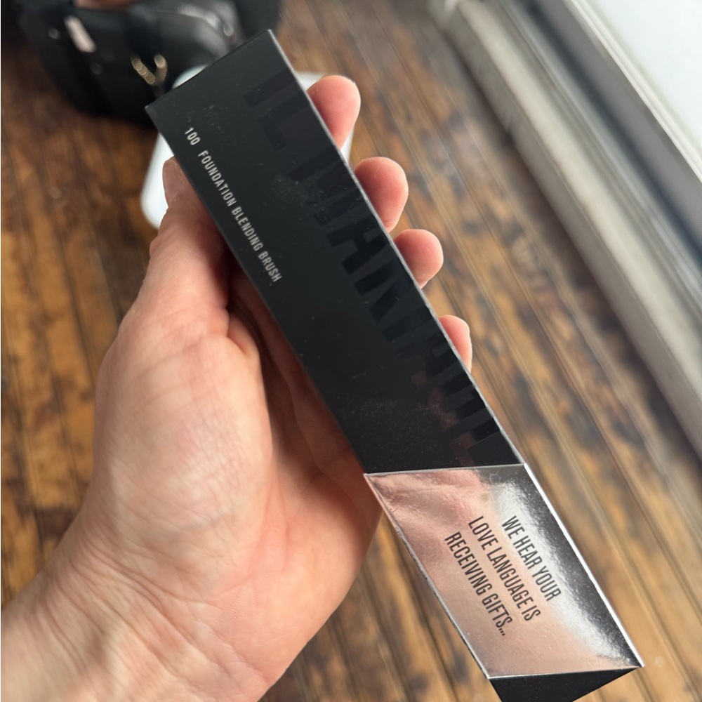 Host Giveaway IL MAKIAGE Foundation Blending Brush